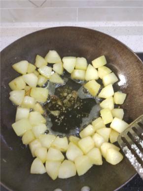 锅内放油烧热，冬瓜放进去，小火煎至冬瓜微黄