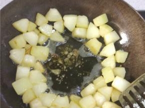 锅内放油烧热，冬瓜放进去，小火煎至冬瓜微黄