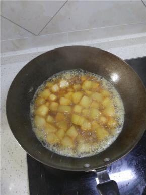 炒锅内把冬瓜丁放两边，放入白糖在中间热油处