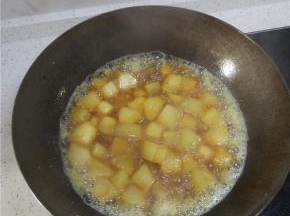 炒锅内把冬瓜丁放两边，放入白糖在中间热油处