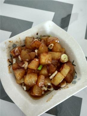 炒到糖融化，变焦黄色，再和冬瓜一起进行翻炒，然后放入，酱油、蚝油、盐、醋，闷一下，收汁就可以出锅了