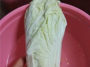 去掉白菜外面的老叶子，留白菜心