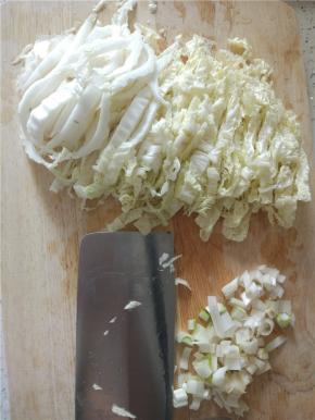 白菜切细丝，越细越好，特别是白菜帮，更要稍微细些容易入味