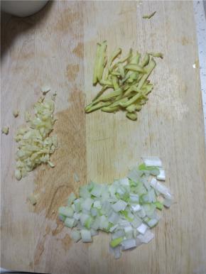 葱末，姜末，蒜末切好备用