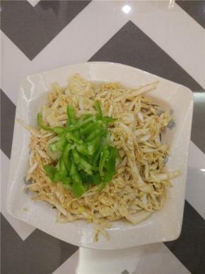 在大盆里面搅拌均匀，放三四分钟入味，装盘