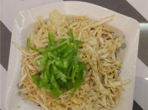 在大盆里面搅拌均匀，放三四分钟入味，装盘