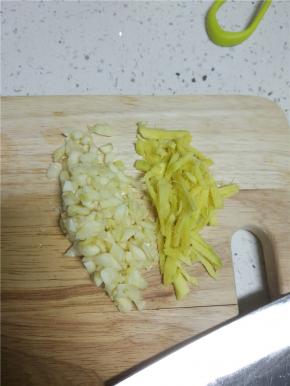 木耳提前用冷水泡发，蒜切蒜末，姜切丝