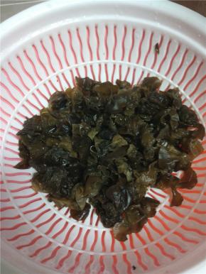 泡发好的木耳控干水分，稍微切碎