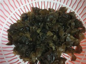 泡发好的木耳控干水分，稍微切碎