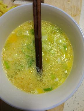 鸡蛋内加葱花和盐，打散
