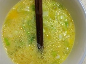 鸡蛋内加葱花和盐，打散