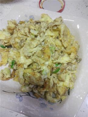 锅内放油，烧至九成热时加入鸡蛋，快速的打散，稍微成型就关火，装盘