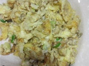 锅内放油，烧至九成热时加入鸡蛋，快速的打散，稍微成型就关火，装盘