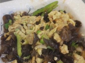 锅内再次放油，油热之后加入姜丝一部分蒜末炒出香味加入黑木耳，一次放入酱油、蚝油、醋，木耳炒熟之后倒入炒好的鸡蛋拌匀，出锅