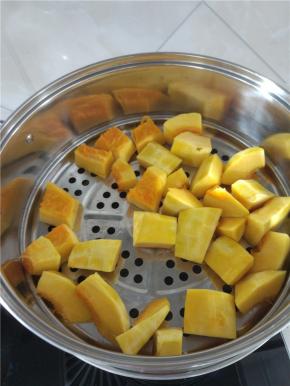 南瓜去皮切块上锅蒸熟