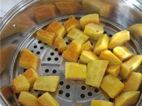 南瓜去皮切块上锅蒸熟