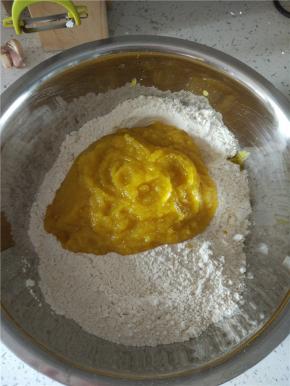 蒸熟的南瓜用勺子压成您，加入白糖，我买的南瓜不是太甜，这里多加了些白糖，如果南瓜本省就很甜，或者不喜欢吃甜的可以不加，南瓜泥放到不烫手时加入酵母粉，加拌均匀，和面粉拌匀