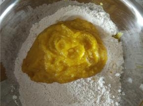 蒸熟的南瓜用勺子压成您，加入白糖，我买的南瓜不是太甜，这里多加了些白糖，如果南瓜本省就很甜，或者不喜欢吃甜的可以不加，南瓜泥放到不烫手时加入酵母粉，加拌均匀，和面粉拌匀