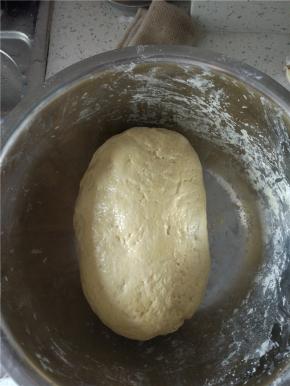 面粉和南瓜和成少硬的面团，放到温暖湿润处，发酵至两倍大