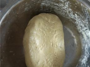 面粉和南瓜和成少硬的面团，放到温暖湿润处，发酵至两倍大