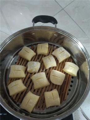 发酵好的面粉，取出，排气，再放置三十分钟，二次发酵，然后根据自己喜好，做好馒头之后冷水放入蒸锅内，二十分钟之后开火