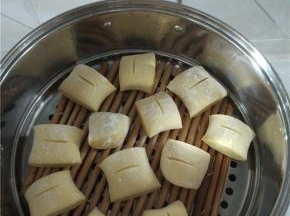 发酵好的面粉，取出，排气，再放置三十分钟，二次发酵，然后根据自己喜好，做好馒头之后冷水放入蒸锅内，二十分钟之后开火