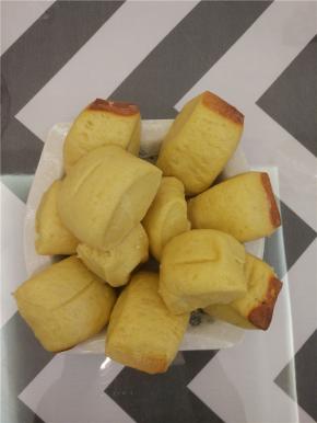 大火蒸二十分钟左右，用手按，馒头内快速的回复原样就是熟了，这个时候整个房间都飘出来南瓜的香甜味了，没有加一滴水，纯南瓜整出来的馒头，就是这种淡淡的黄色，想象下外面卖的南瓜馒头，色泽鲜艳毫无南瓜的香味，大家还是少出为妙