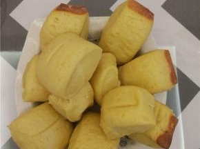 大火蒸二十分钟左右，用手按，馒头内快速的回复原样就是熟了，这个时候整个房间都飘出来南瓜的香甜味了，没有加一滴水，纯南瓜整出来的馒头，就是这种淡淡的黄色，想象下外面卖的南瓜馒头，色泽鲜艳毫无南瓜的香味，大家还是少出为妙