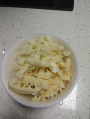 藕切丝，个人喜欢不是太细的丝，太细没有了藕的口感