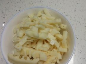 藕切丝，个人喜欢不是太细的丝，太细没有了藕的口感