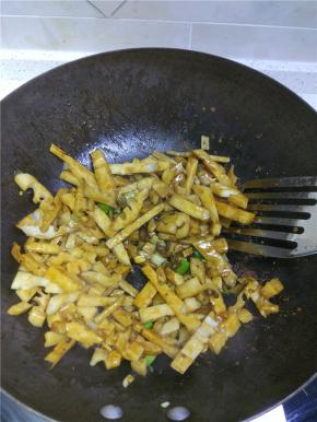 炒锅倒入少量油，烧热后葱蒜爆香加入藕丝进行翻炒