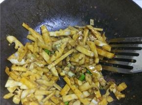 炒锅倒入少量油，烧热后葱蒜爆香加入藕丝进行翻炒