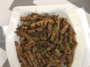 加入酱油、蚝油适量进行翻炒，藕的水分较少，容易干锅，放少量的热水，四分钟左右就可以出锅了