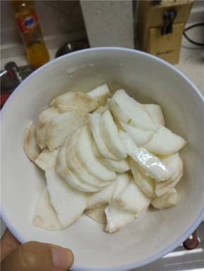 山药去皮切片，山药上面的粘液有人过敏，处理的时候可带上一次性手套，如果山药切好后不马上炒菜的话一定要泡在水里面，不然会氧化发黑，