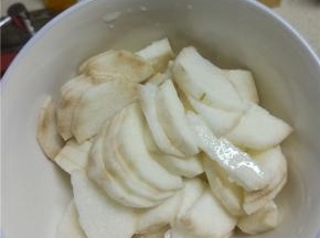 山药去皮切片，山药上面的粘液有人过敏，处理的时候可带上一次性手套，如果山药切好后不马上炒菜的话一定要泡在水里面，不然会氧化发黑，