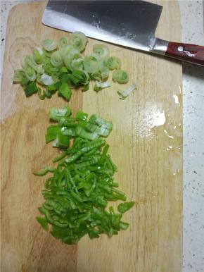 葱切段，青椒切丝