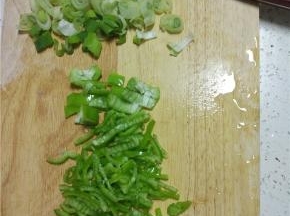 葱切段，青椒切丝