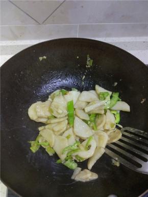 炒锅倒入少量油，烧热后加放入葱蒜和一部分青椒，倒入山药
