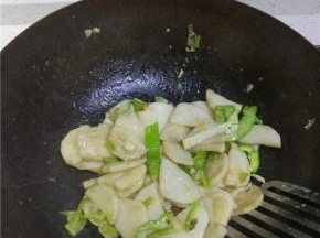 炒锅倒入少量油，烧热后加放入葱蒜和一部分青椒，倒入山药