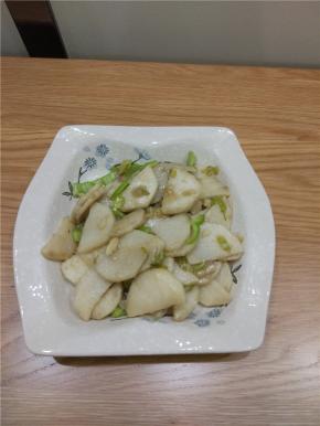 加入少量的热水，放入香醋适量，炒2-3分钟左右关火，放入剩余的青椒