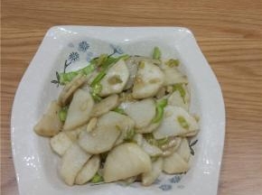 加入少量的热水，放入香醋适量，炒2-3分钟左右关火，放入剩余的青椒