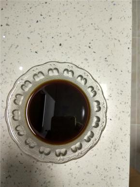 酱油、醋、白糖、料酒、盐、根据自己的口味调汁，每种材料的比例按自己口味添加就好，加一点热水，化开