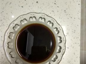 酱油、醋、白糖、料酒、盐、根据自己的口味调汁，每种材料的比例按自己口味添加就好，加一点热水，化开