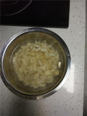 藕清洗干净，切丁，切好之后不马上吃的话，泡水里面，不然容易发黑