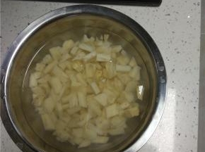 藕清洗干净，切丁，切好之后不马上吃的话，泡水里面，不然容易发黑