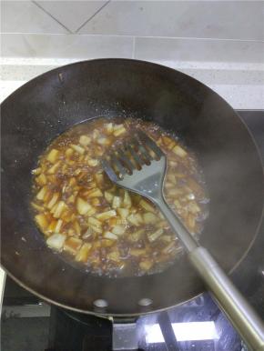 锅内放油，油热之后加入藕丁进行翻炒，这里可以加入些白糖，炒出来的颜色比较好看