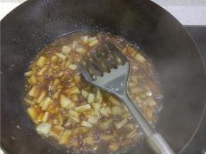 锅内放油，油热之后加入藕丁进行翻炒，这里可以加入些白糖，炒出来的颜色比较好看