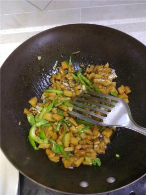 把调好的汁倒入藕丁中