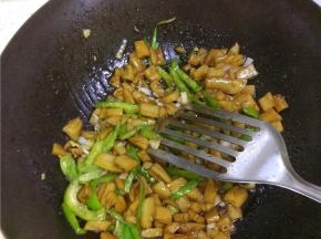 把调好的汁倒入藕丁中