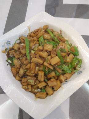 锅内藕丁烧开，盖干焖一会，待酱汁收干之后加入葱青椒蒜末拌均，就可以出锅啦